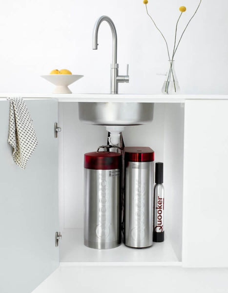 Quooker Cube og PRO3 beholder installert i kjøkkenskapet under vask