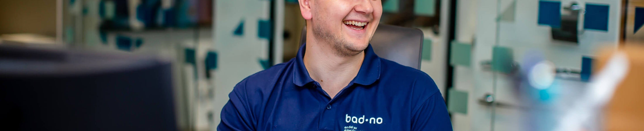 Bad.no alt om oss smilende ansatt med godt humør