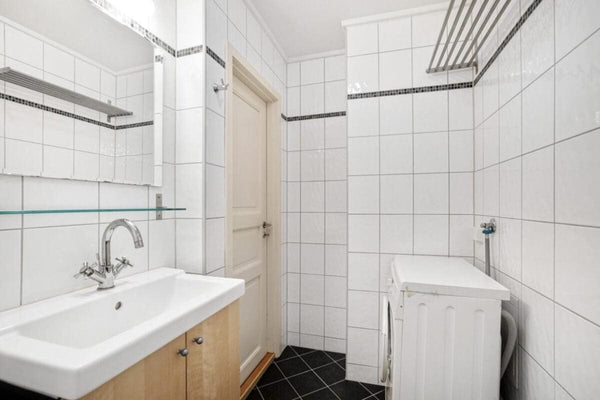 Bilde av gammelt bad til HomeWithMila før oppussing sammen med bad.no