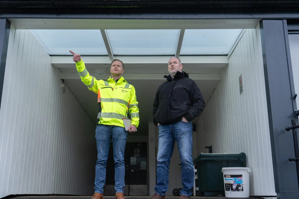 Jon gjør energikartlegging i Lyngfaret Borettslag