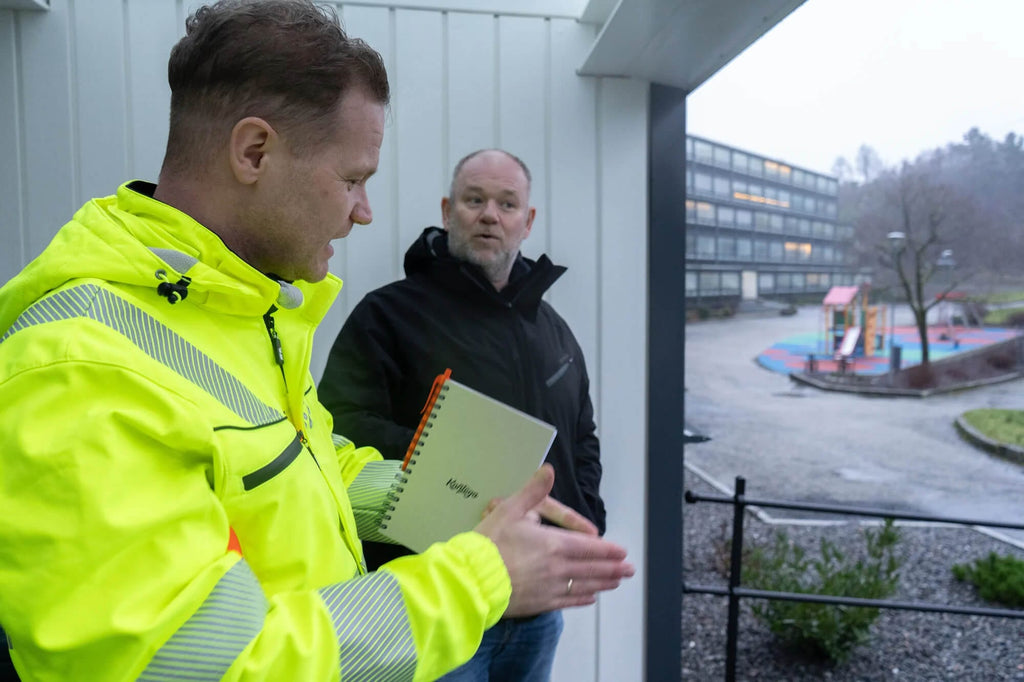 Jon fra TEVAS gjør energikartlegging sammen med Lyngfaret Borettslag