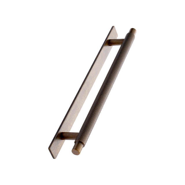 Alterna 5489 Manor Håndtak - med bakplate Antikk messing / 246mm Alterna Knotter og håndtak GRO-7043348