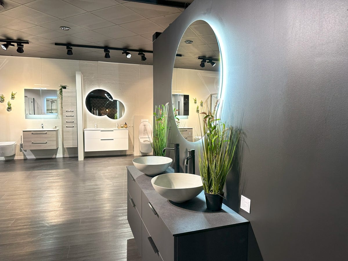 tre baderomsløsninger i et showroom