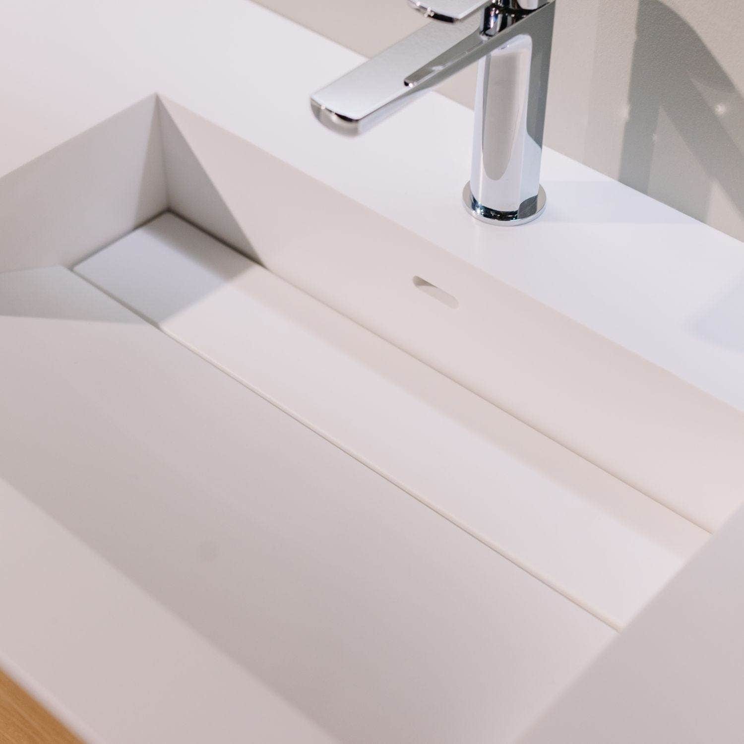 Korsbakken Corian Sidestilt Servant med Skrå Bunn Korsbakken Møbelservant