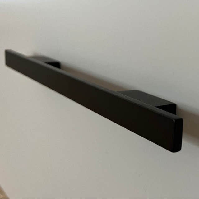 Linn Bad Ingrid Grep kjøpes sammen med møbel Svart matt Linn Bad Knotter og håndtak LB-70870-320