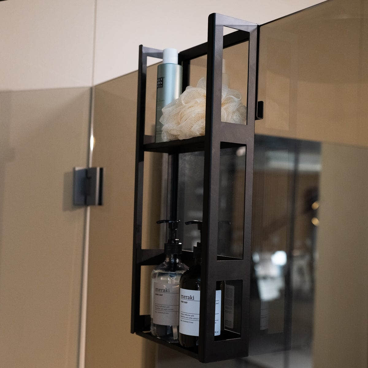 Sanipro Aquasmart dusjhylle med 2 hyller og utvendig håndklekrok Svart matt Sanipro Dusjhylle SA-10558