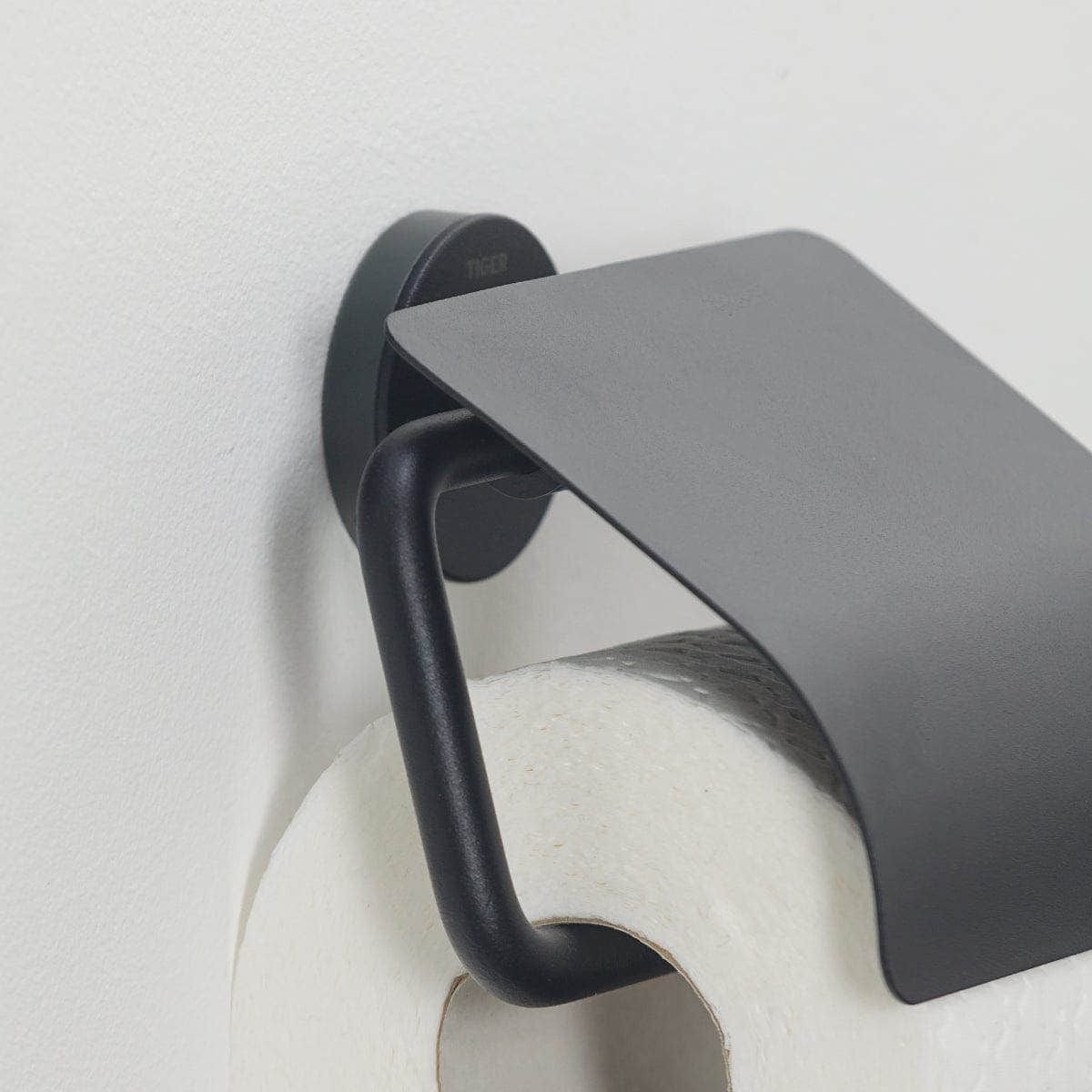 Tiger Urban toalettrullholder med lokk - kan limes Tiger Toalettrullholder